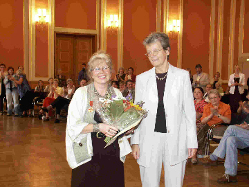 Verleihung Bundesverdienstkreuz durch Staatssekretärin Dr. Leuschner